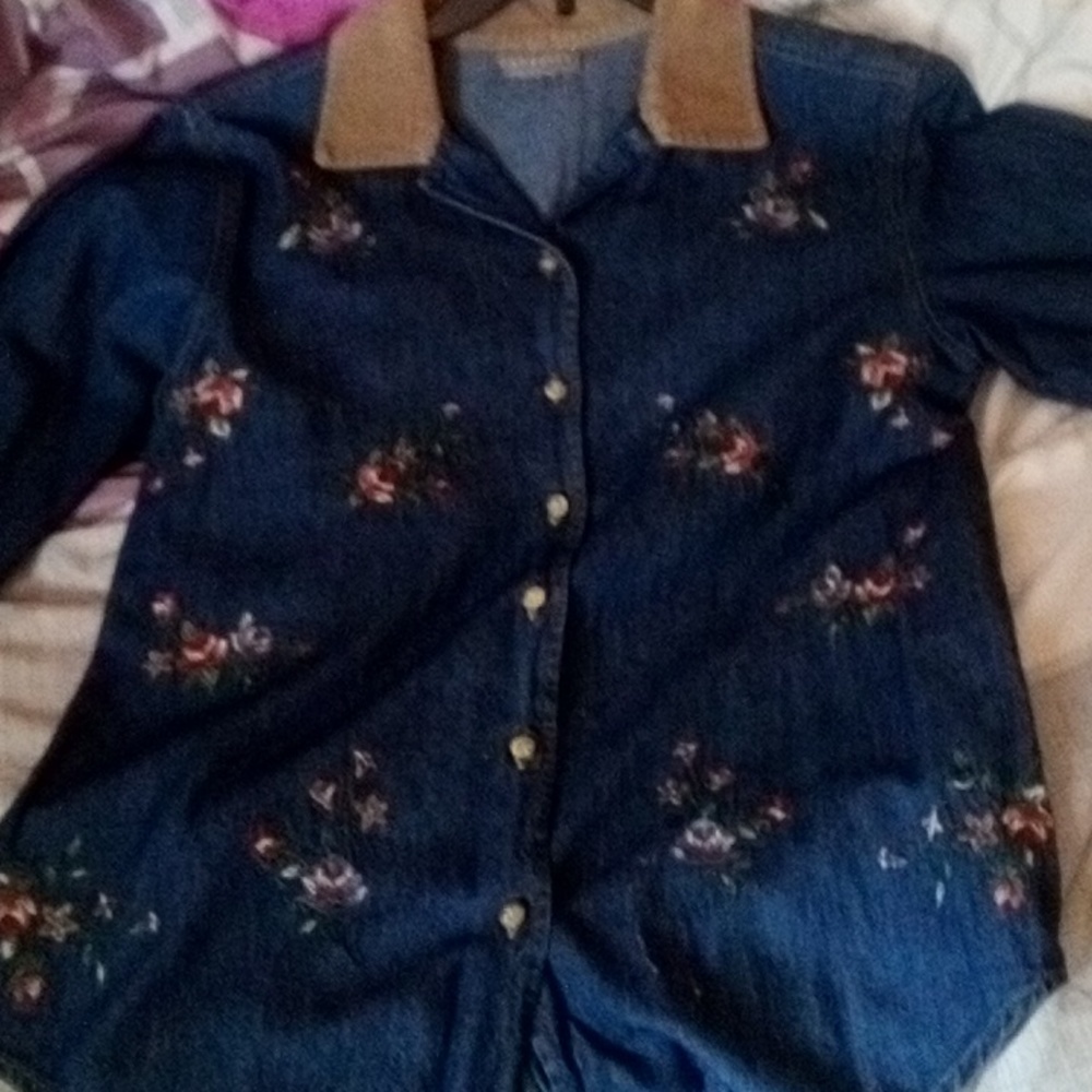 Capacity, large, denim, with embroidered flowers.